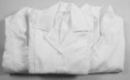 Conjuntos blancos con botones para cuidadoras y enfermeras